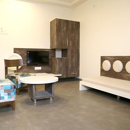 Hotel Vrinda Lātūr Extérieur photo
