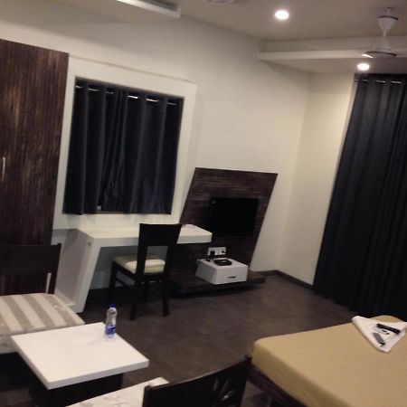 Hotel Vrinda Lātūr Extérieur photo