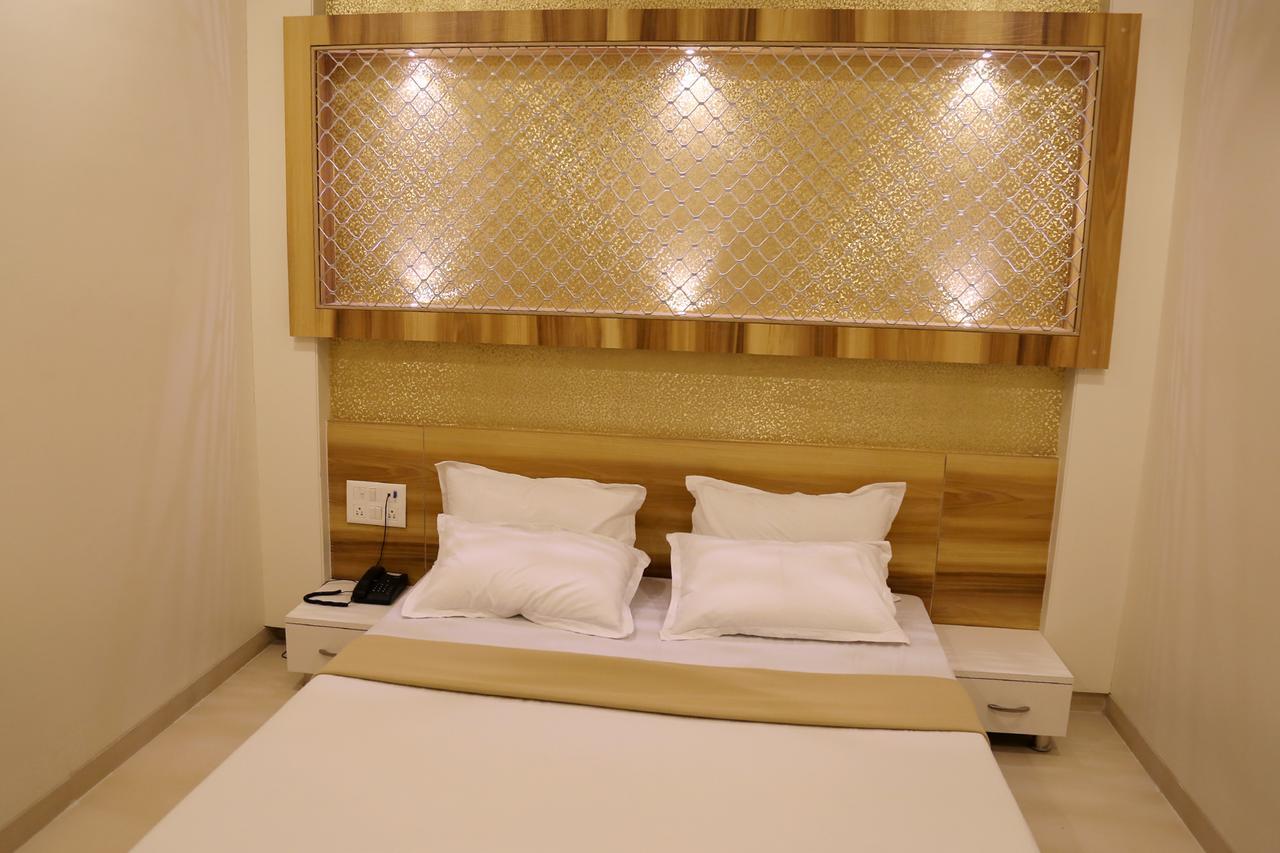 Hotel Vrinda Lātūr Extérieur photo