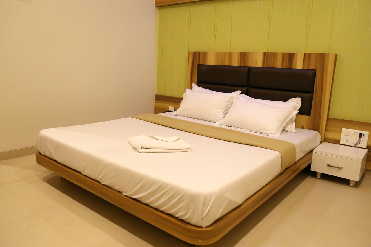 Hotel Vrinda Lātūr Extérieur photo