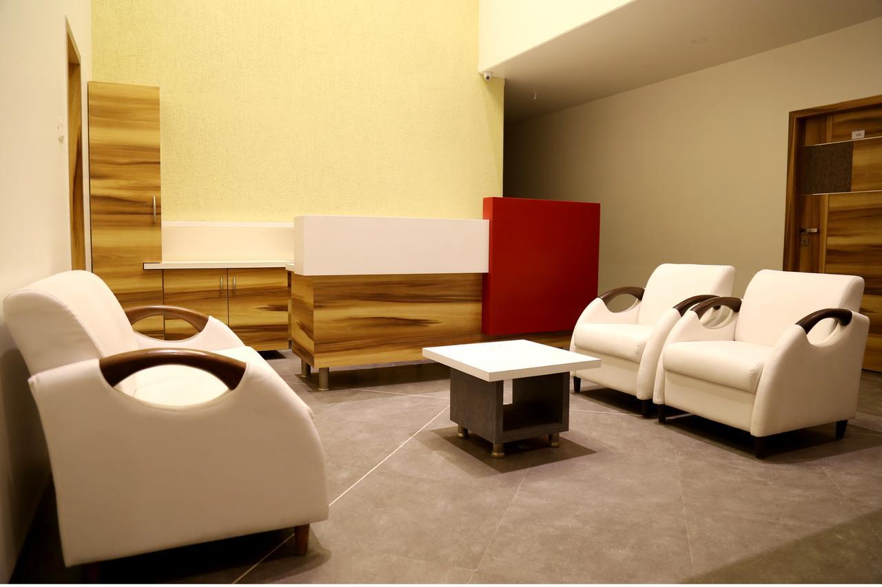 Hotel Vrinda Lātūr Extérieur photo