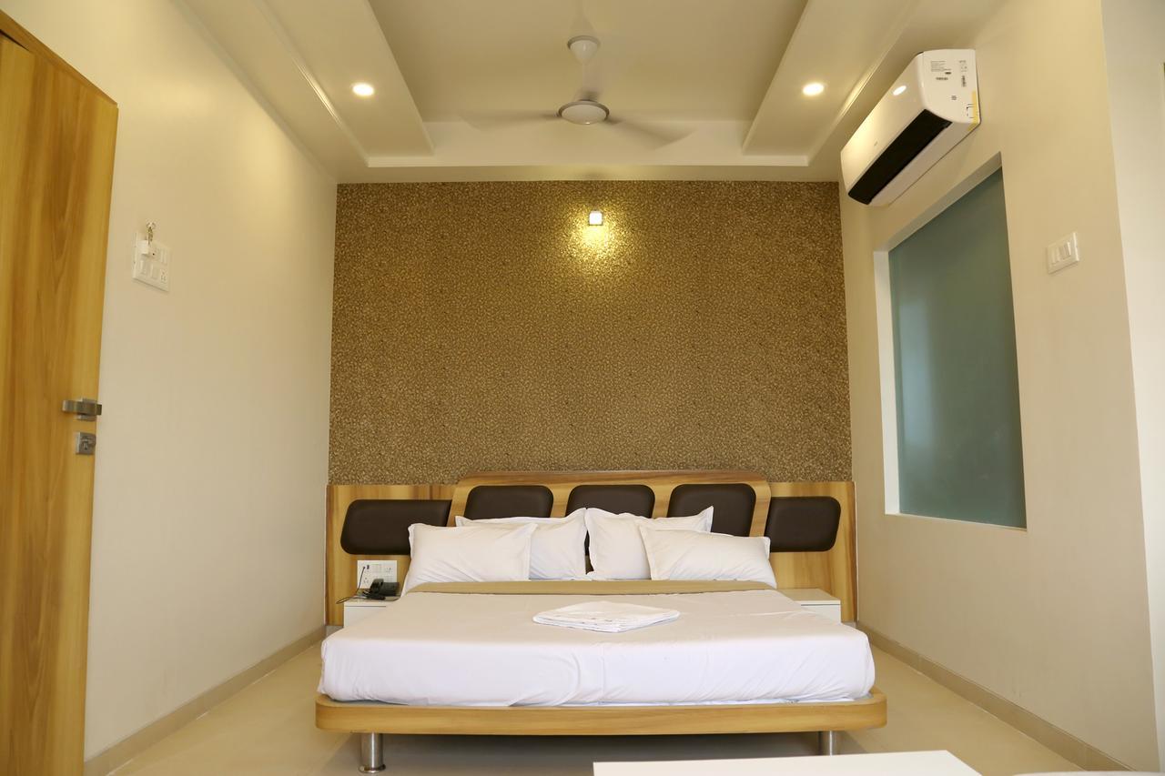 Hotel Vrinda Lātūr Extérieur photo