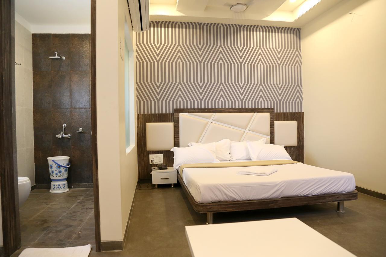 Hotel Vrinda Lātūr Extérieur photo
