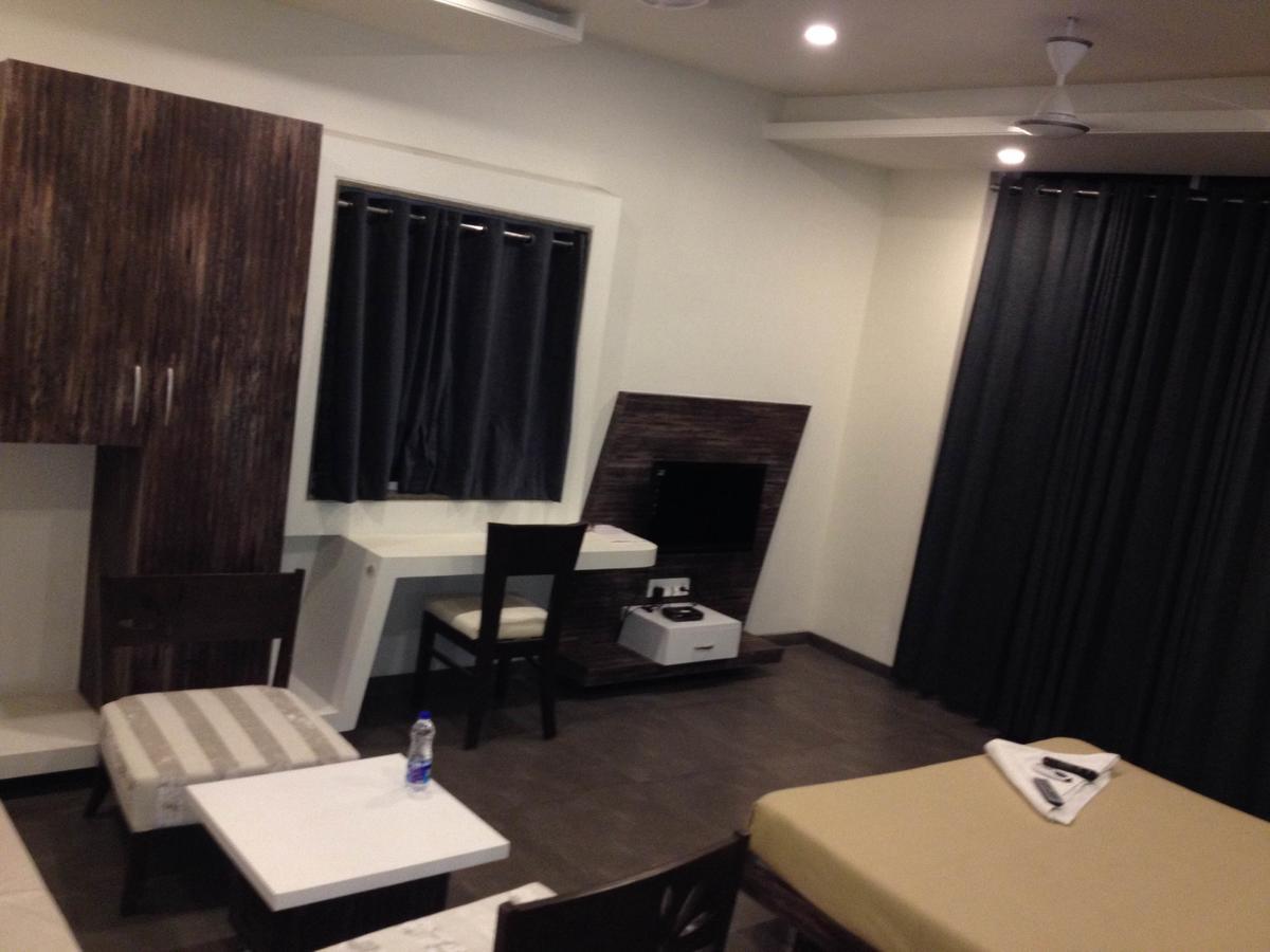 Hotel Vrinda Lātūr Extérieur photo
