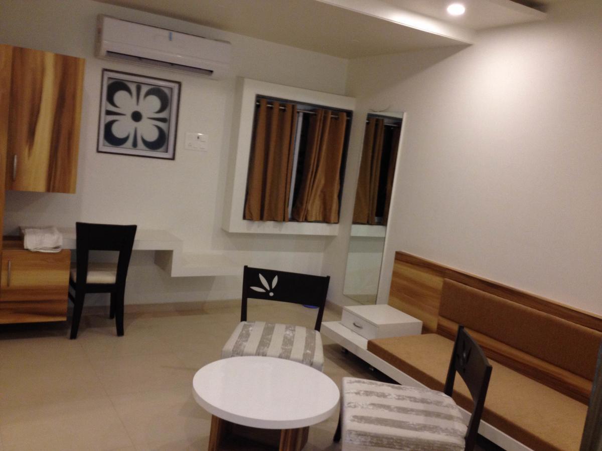 Hotel Vrinda Lātūr Extérieur photo