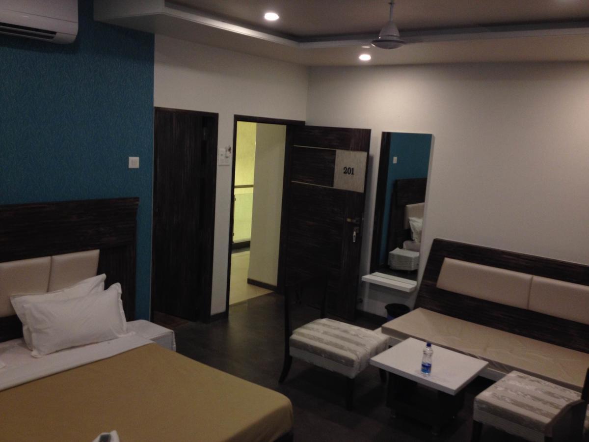 Hotel Vrinda Lātūr Extérieur photo