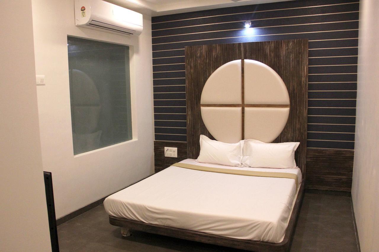 Hotel Vrinda Lātūr Extérieur photo