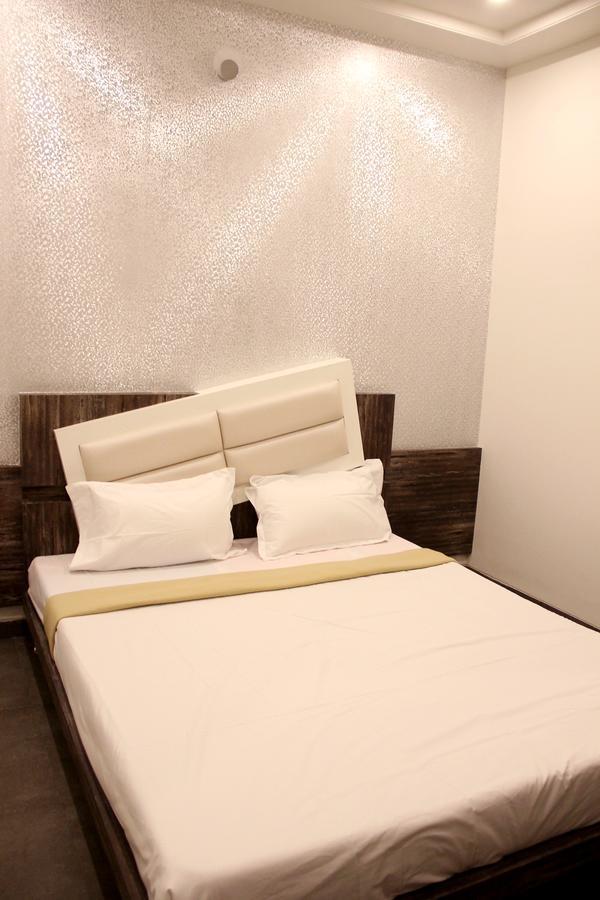 Hotel Vrinda Lātūr Extérieur photo