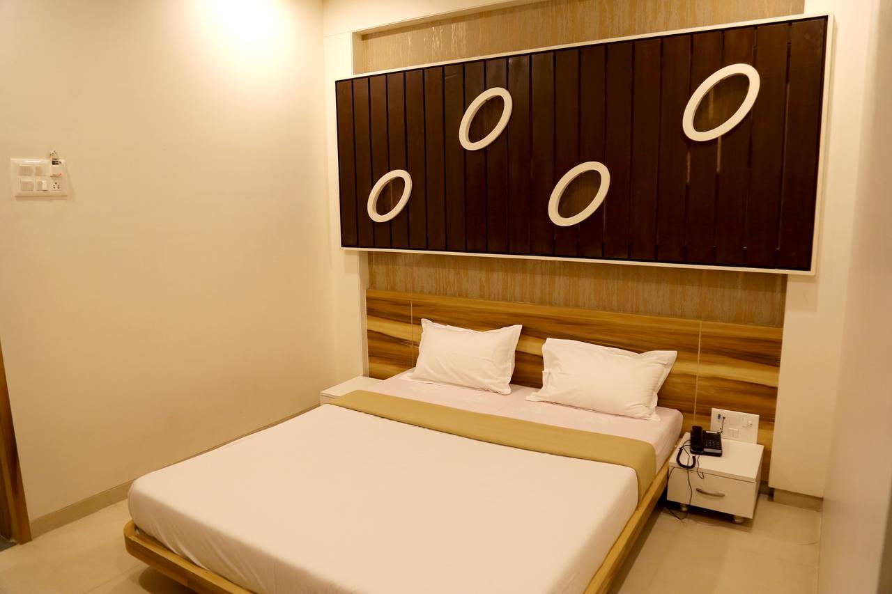 Hotel Vrinda Lātūr Extérieur photo